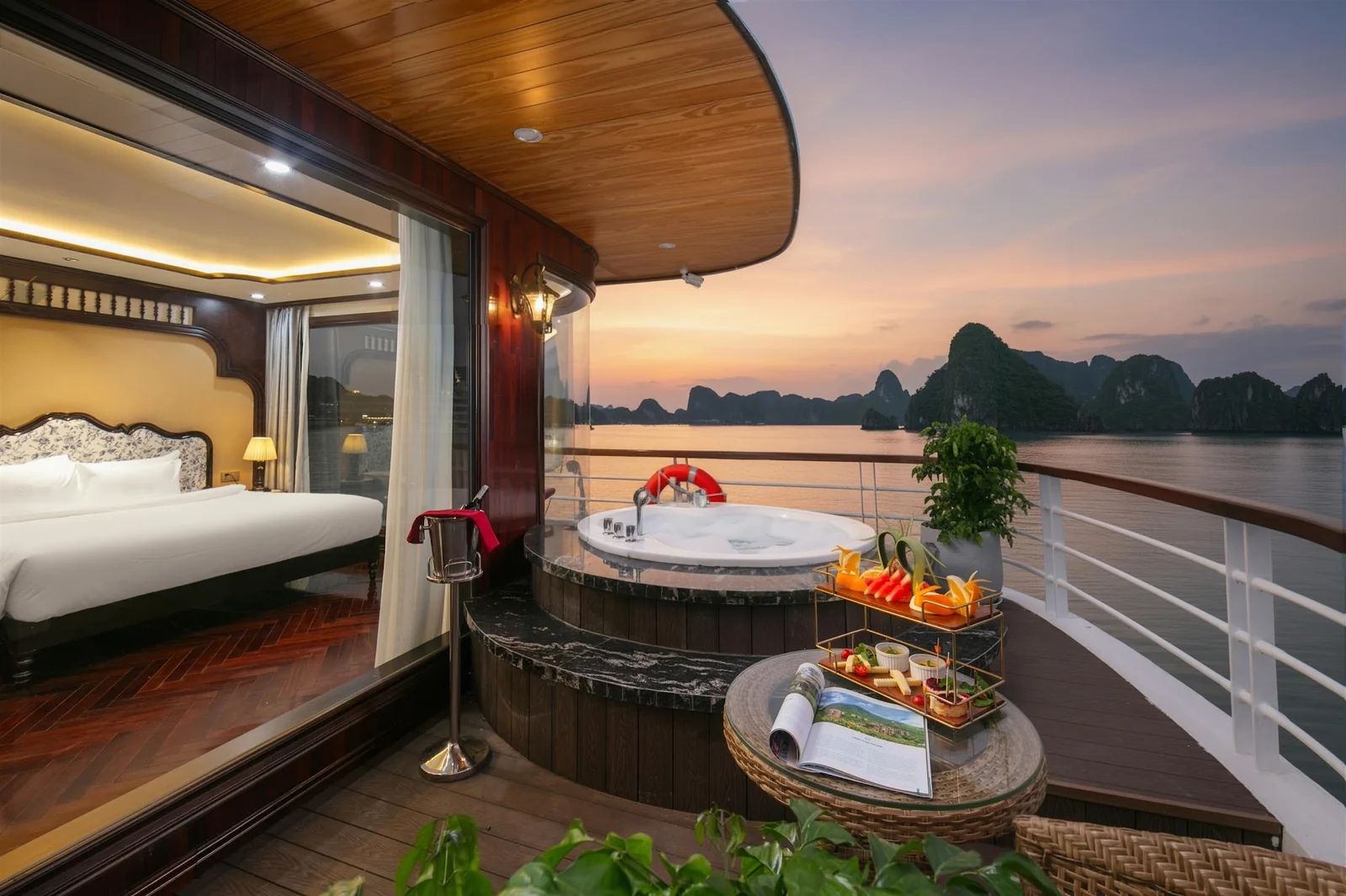 Jacuzzi ngoài trời riêng trên ban công Royale Suite Cabin du thuyền Hermes Premium