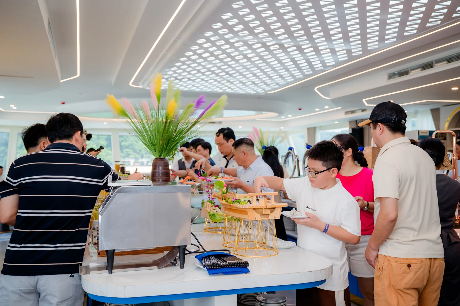 Gia đình thưởng thức buffet trên du thuyền Icon Cruise