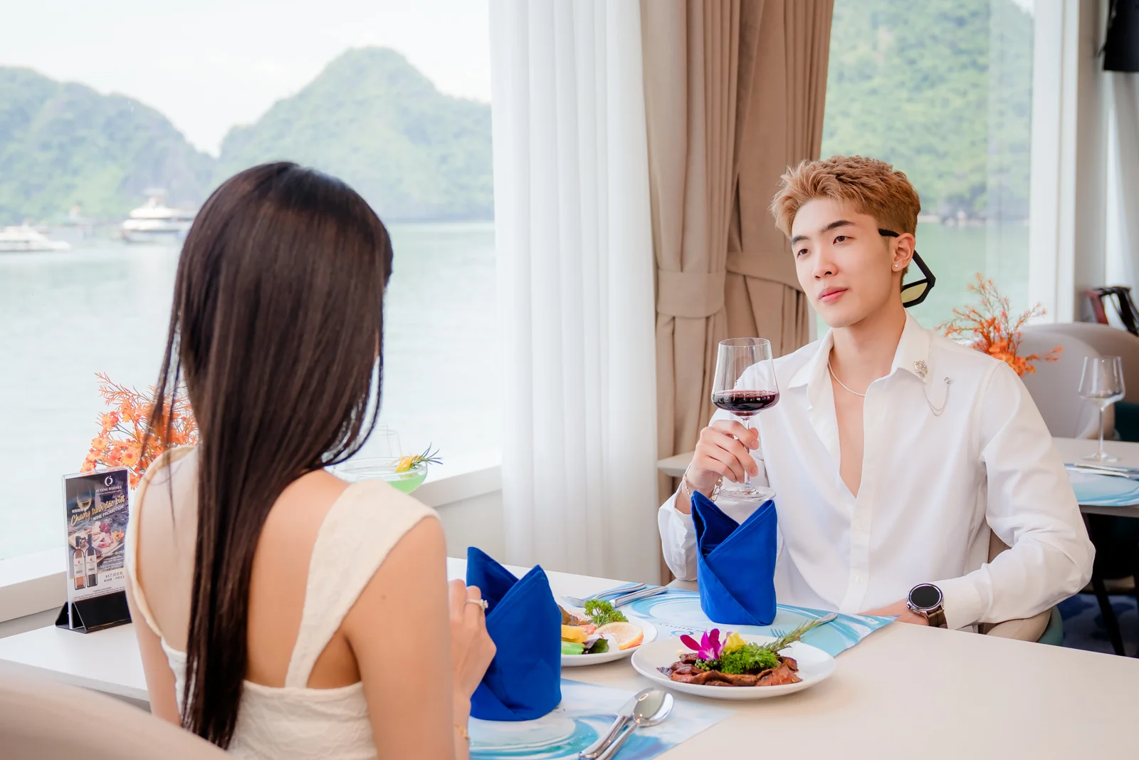 Cặp đôi tận hưởng không gian lãng mạn trên du thuyền Icon Cruise