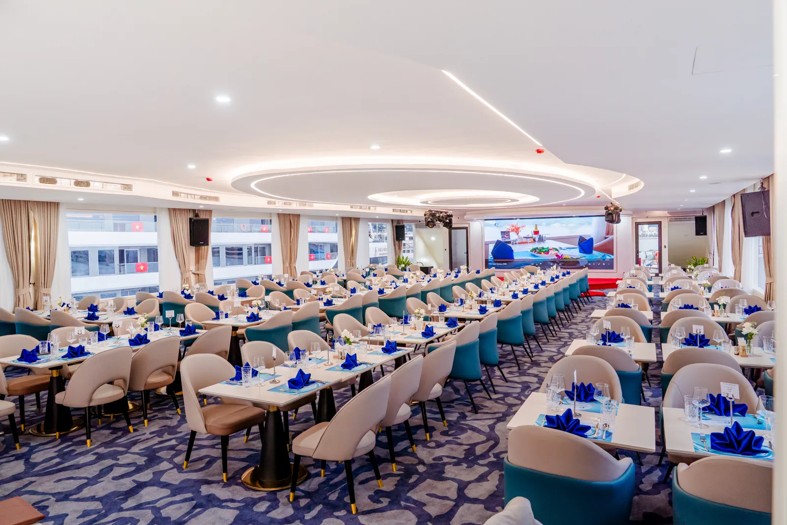 Không gian nhà hàng rộng rãi trên du thuyền Icon Cruise