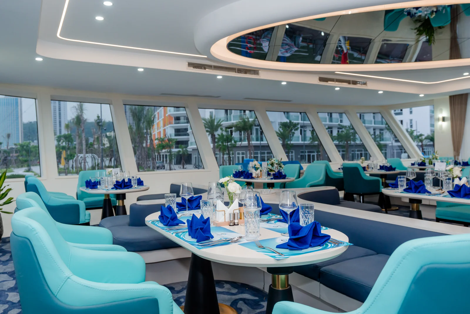 Vòm trần thiết kế futuristic với hệ thống đèn LED trên du thuyền Icon Cruise