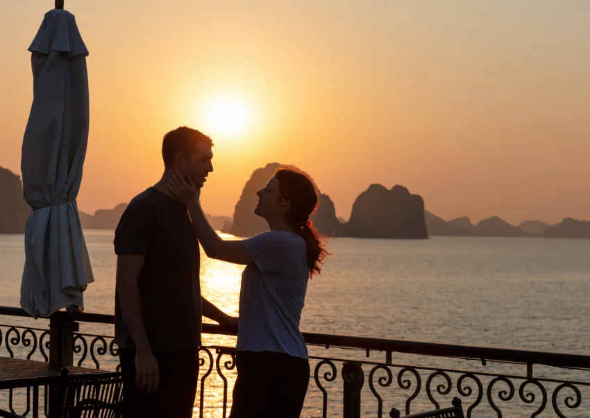 Ngắm hoàng hôn trên sundeck du thuyền Indochine Cruise