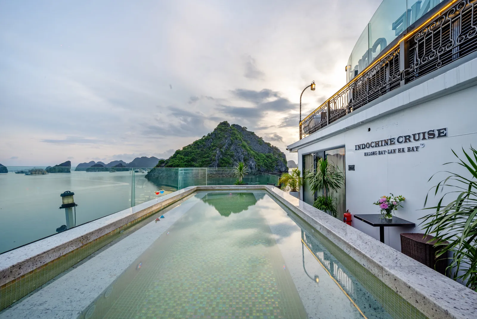 Hồ bơi vô cực trên du thuyền Indochine Cruise