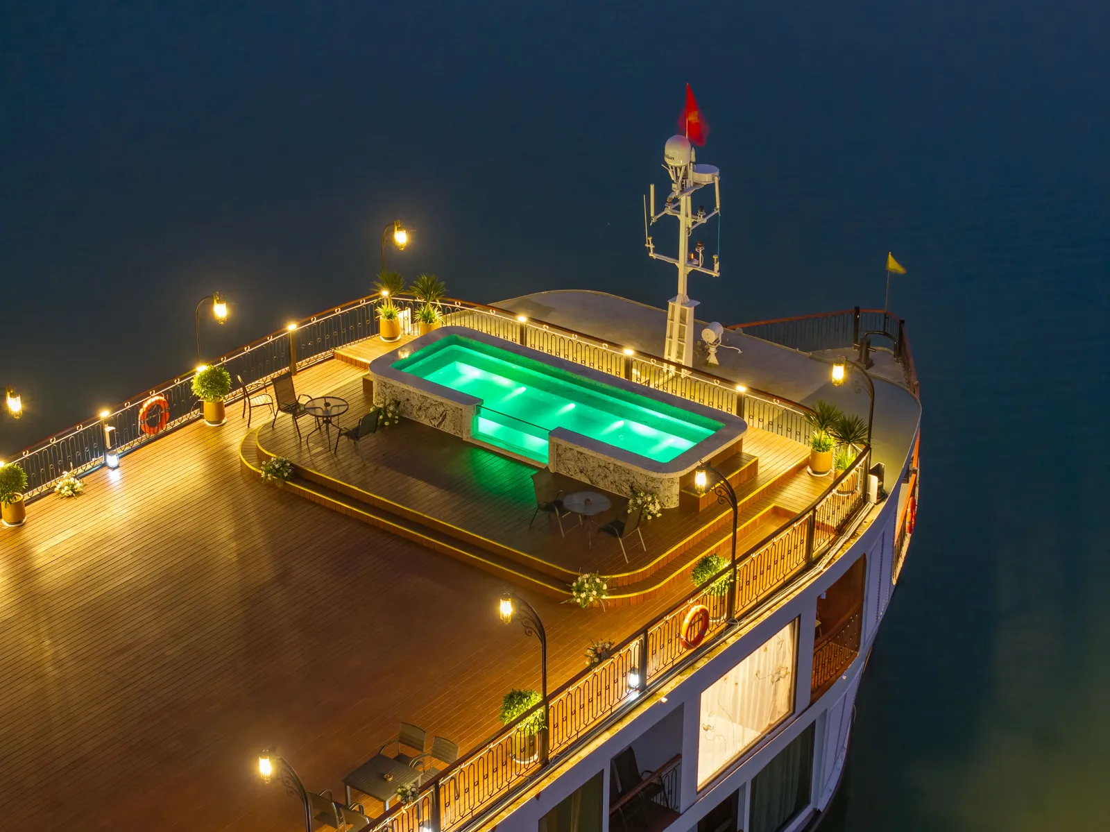 Hồ bơi jacuzzi trên du thuyền Indochine Grand về đêm