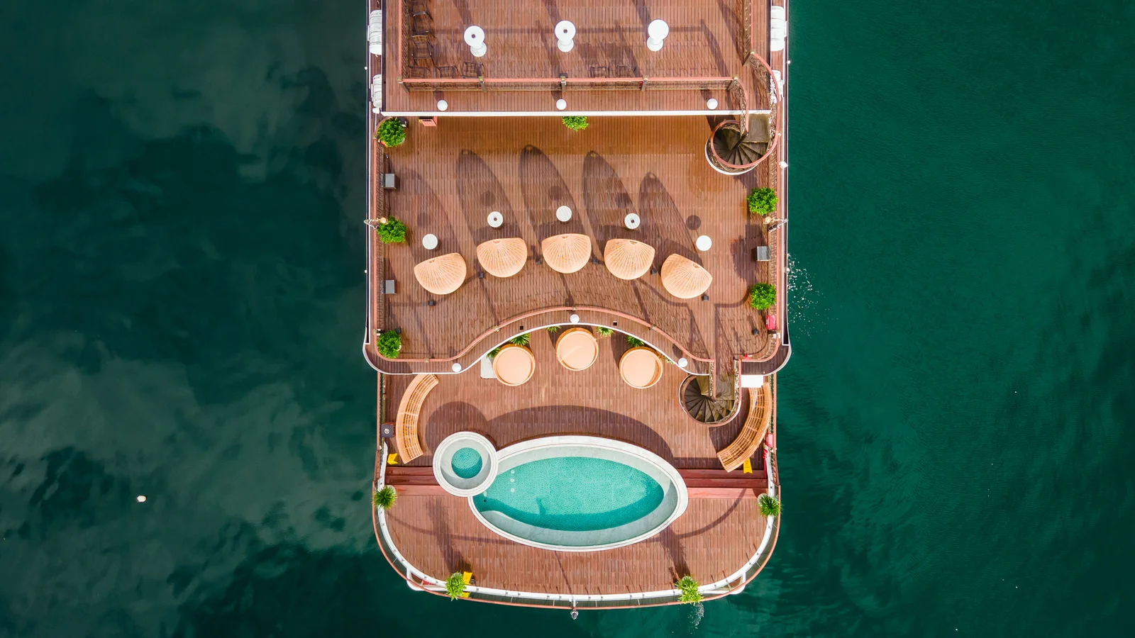 Pearl Pool nhìn từ trên cao trên du thuyền Indochine Premium