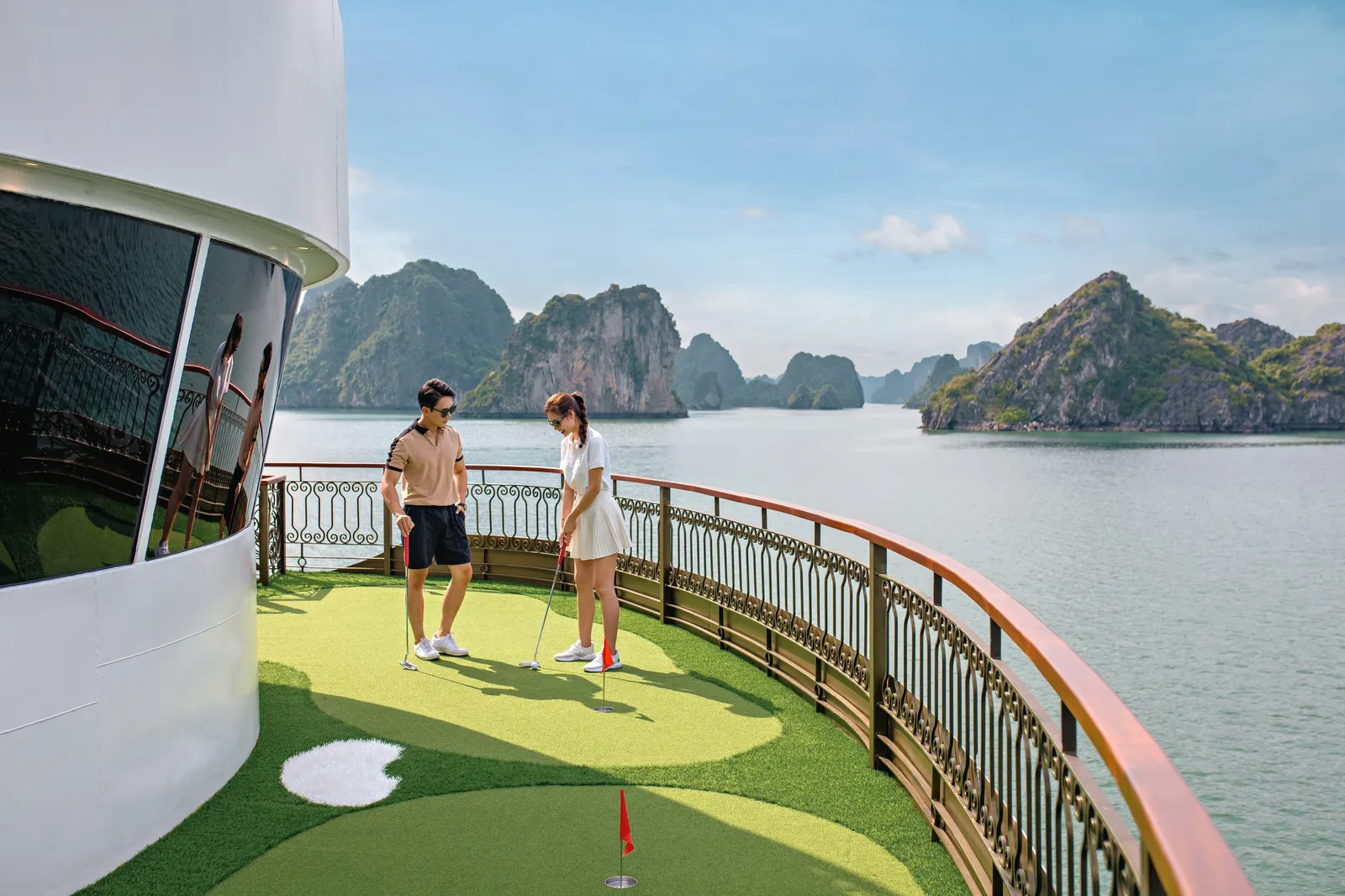 Sân tập golf trên du thuyền Indochine Premium