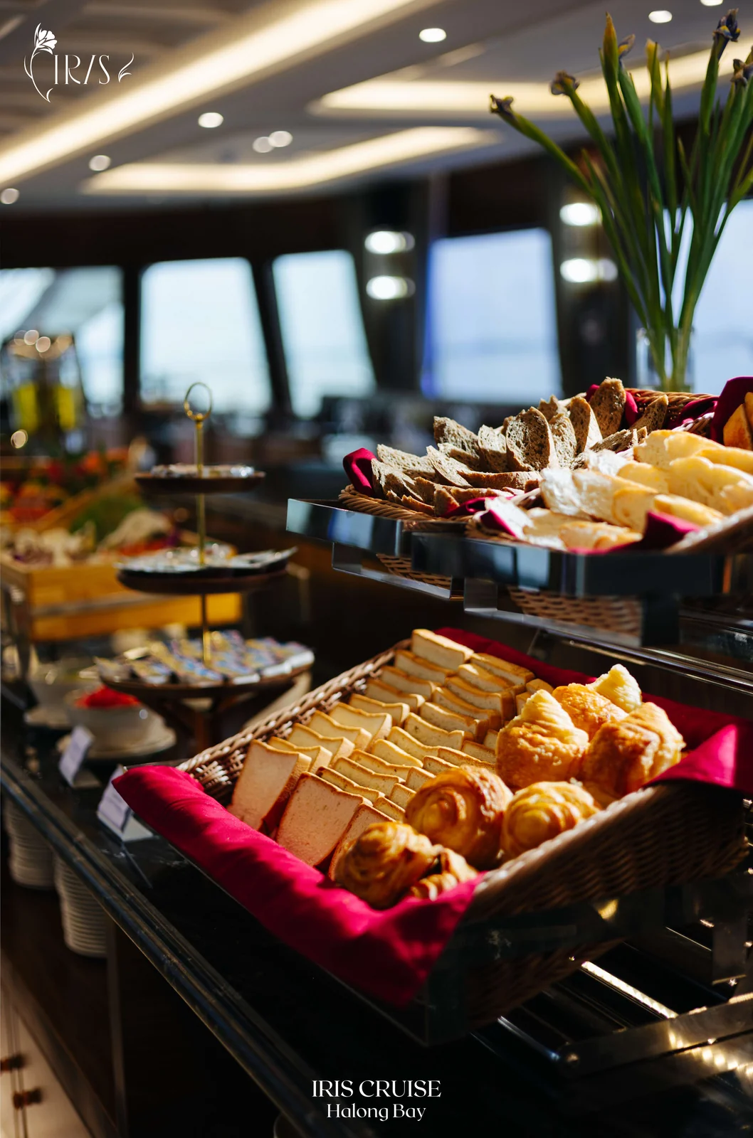 Buffet hải sản trên du thuyền Iris Cruise