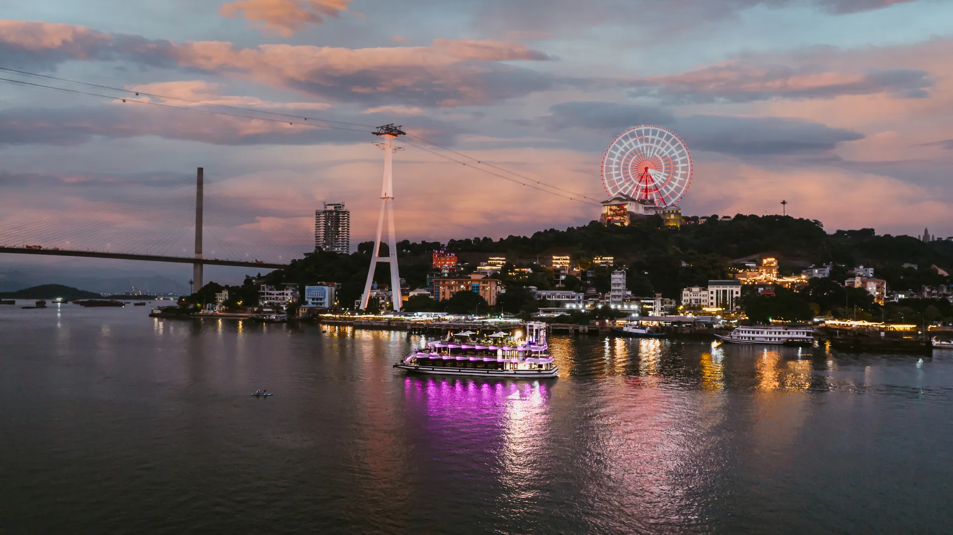 Toàn cảnh du thuyền Iris Cruise