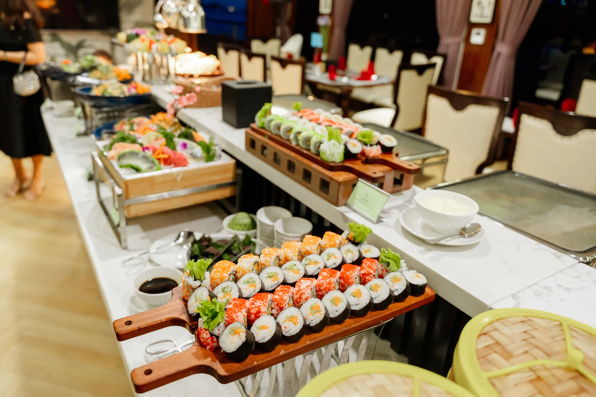 Bàn tiệc buffet sushi, sashimi trên du thuyền Iris Cruise