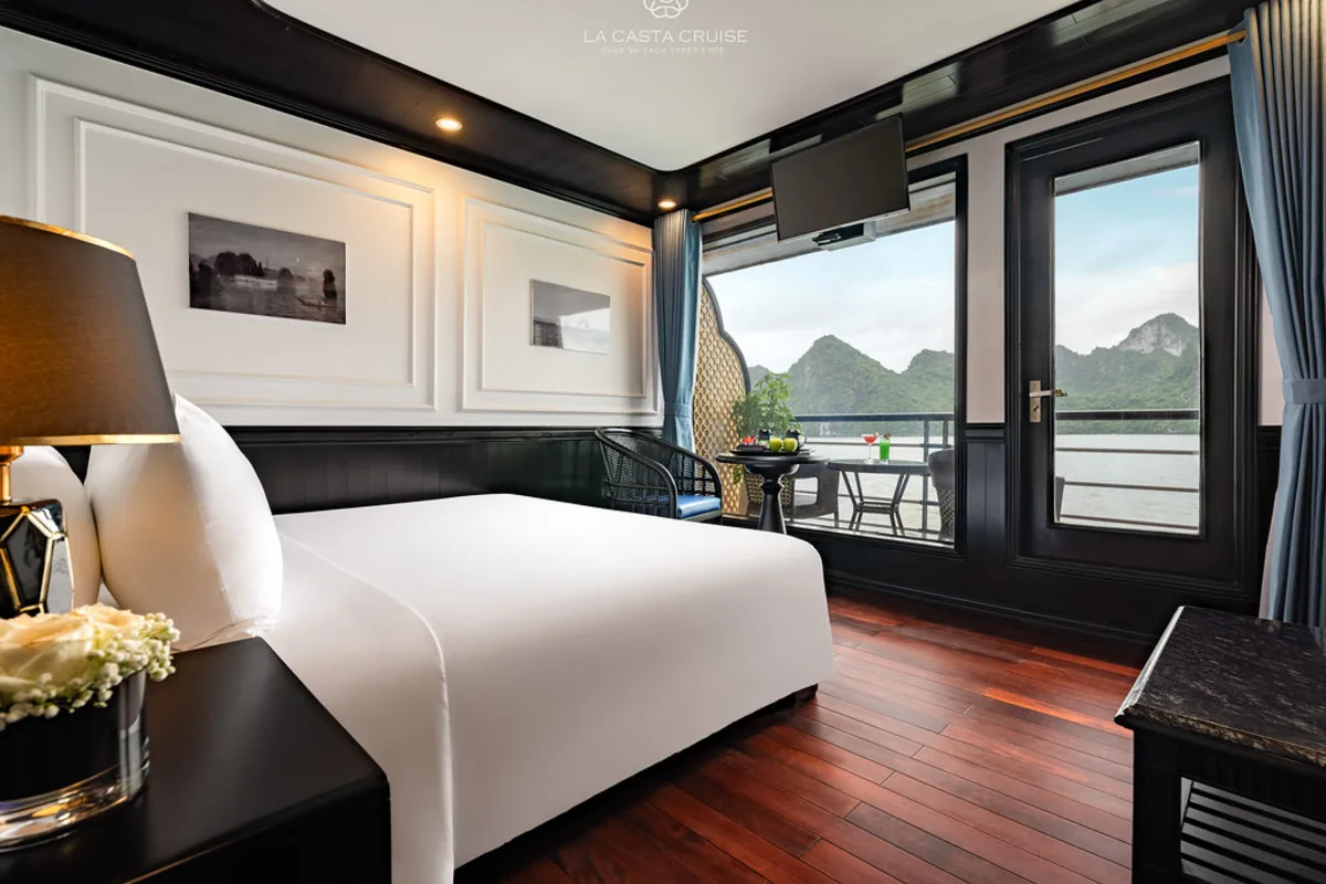 Phòng Junior Suite trên du thuyền La Casta Cruise có ban công riêng hướng Vịnh Lan Hạ