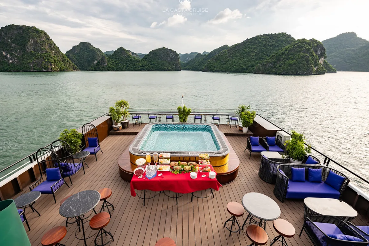 Nhà hàng trên du thuyền La Casta Cruise phục vụ hải sản tươi và ẩm thực Việt