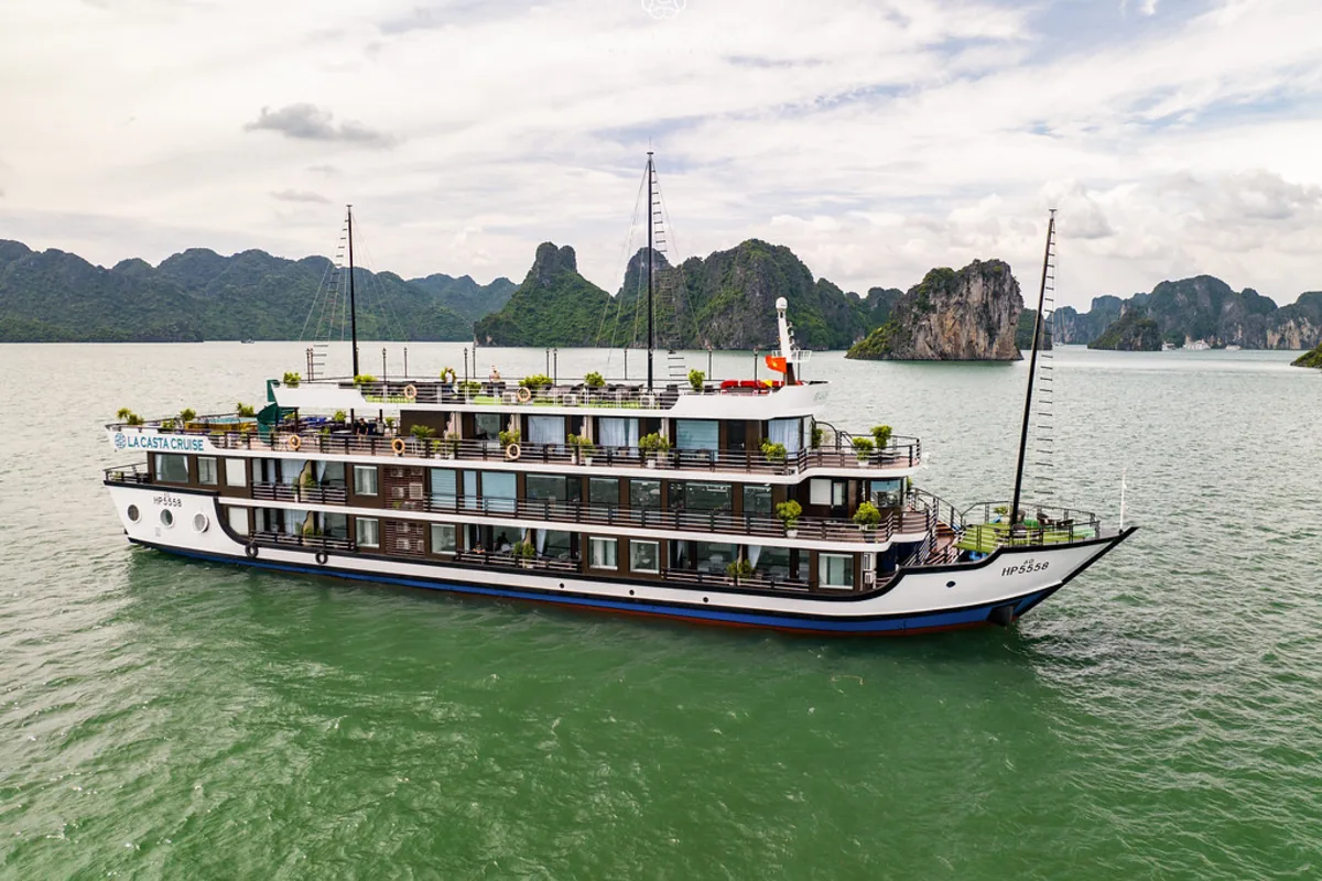 Toàn cảnh du thuyền La Casta Cruise 5 sao neo đậu trên Vịnh Lan Hạ
