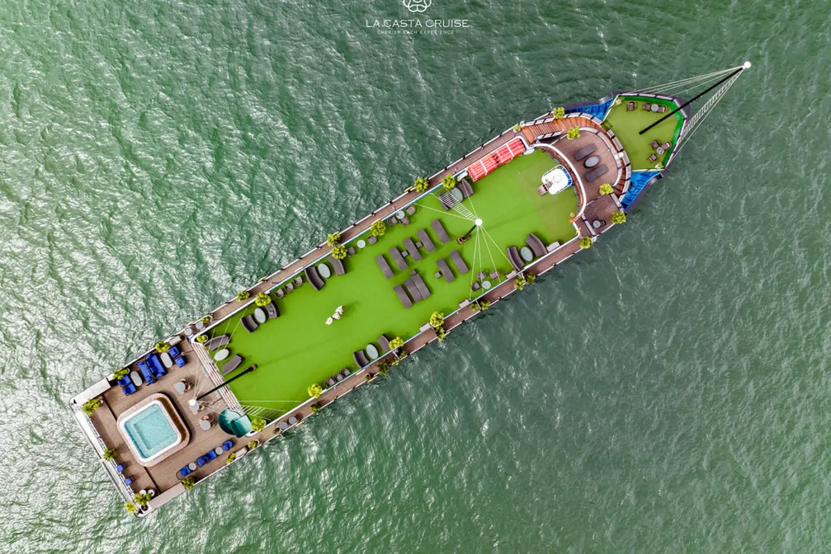 Sân trời sundeck du thuyền La Casta Cruise nơi diễn ra lớp Tai Chi buổi sáng và tiệc ngắm hoàng hôn