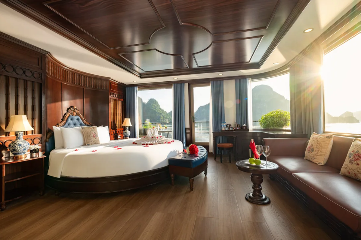 Phòng VIP Honeymoon Suite with Balcony có ban công riêng hướng vịnh Lan Hạ