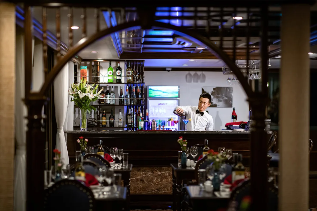 Không gian nhà hàng và quầy bar trên du thuyền La Casta Regal Cruise 5 sao