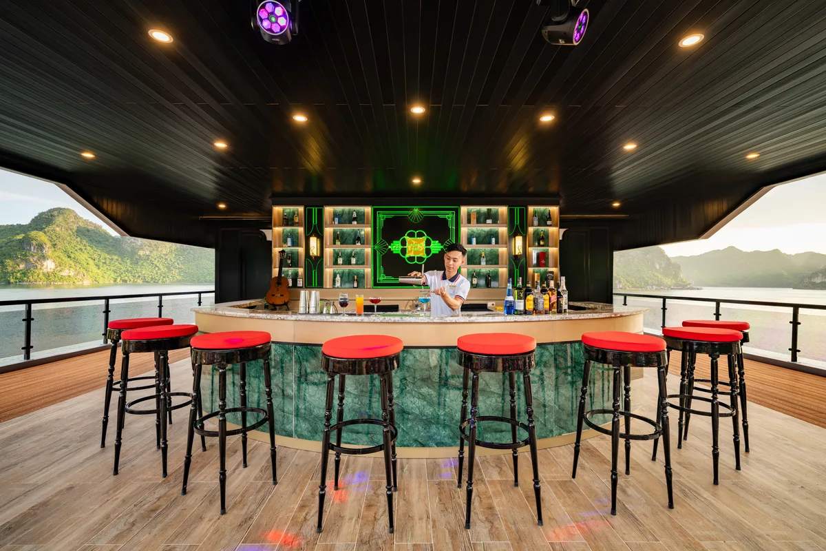 Khu sundeck và sky bar ngắm hoàng hôn trên du thuyền La Casta Star