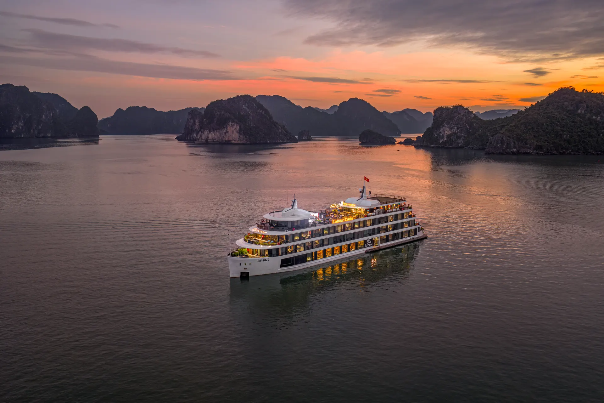Du thuyền L'amour 5 sao trên Vịnh Hạ Long lúc ban ngày
