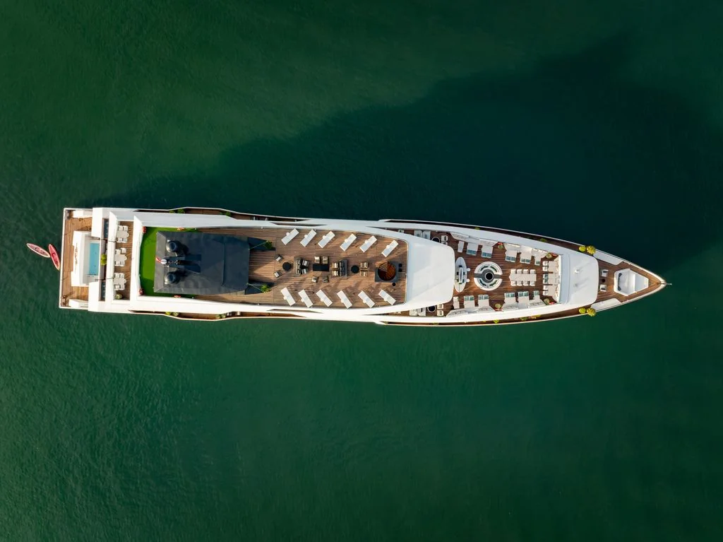 Toàn cảnh du thuyền La SEN of the Bay Cruises trên vịnh Lan Hạ