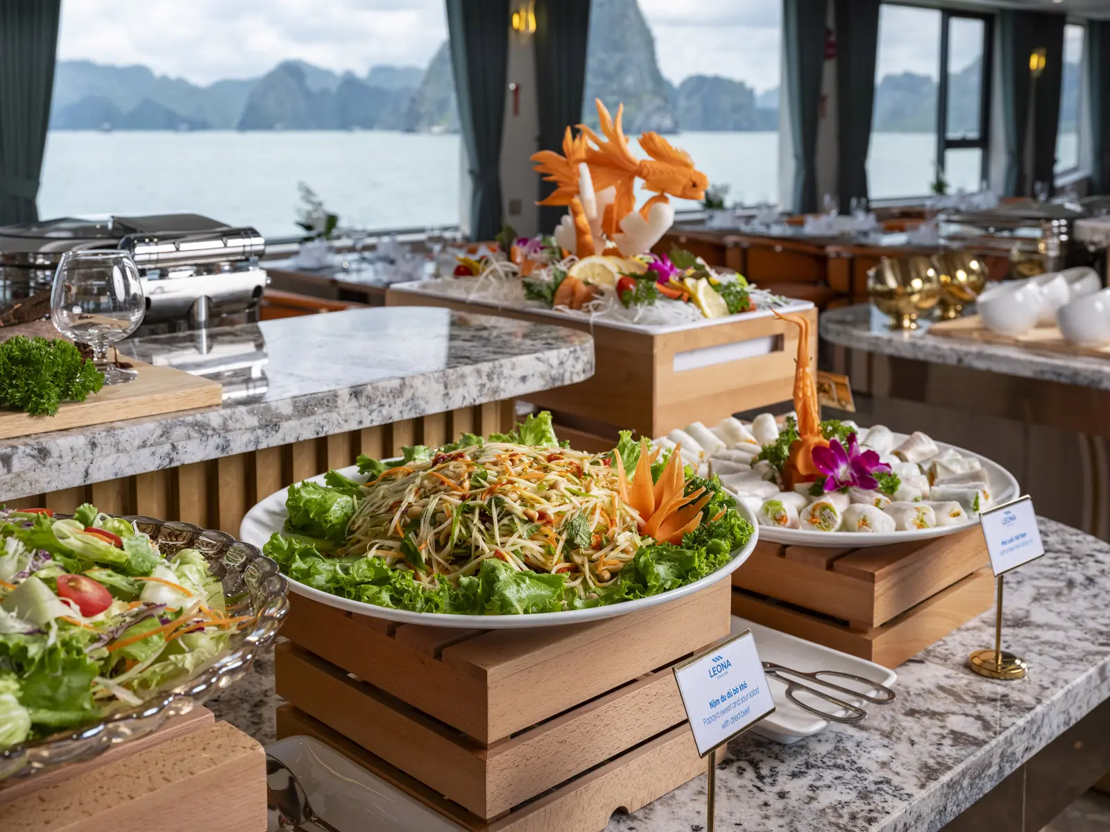 Buffet trên du thuyền Leona Cruise