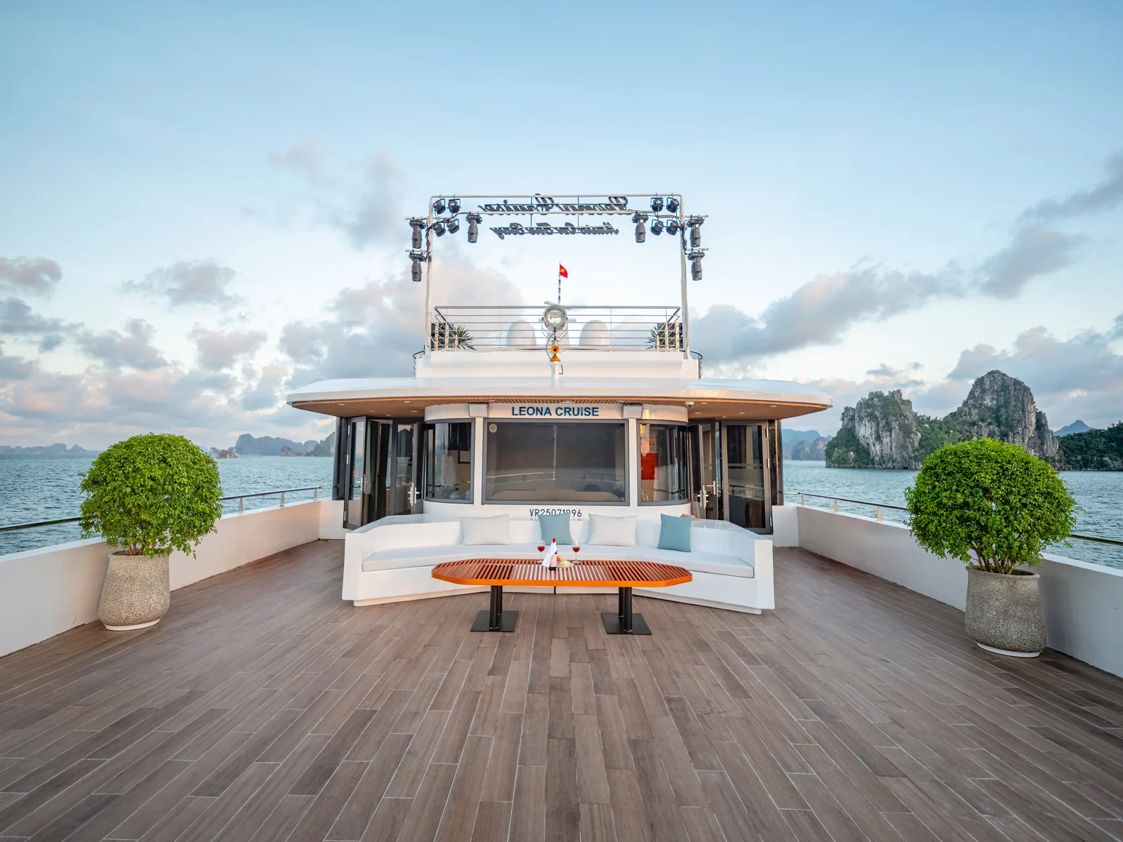 Không gian ngoài trời trên du thuyền Leona Cruise