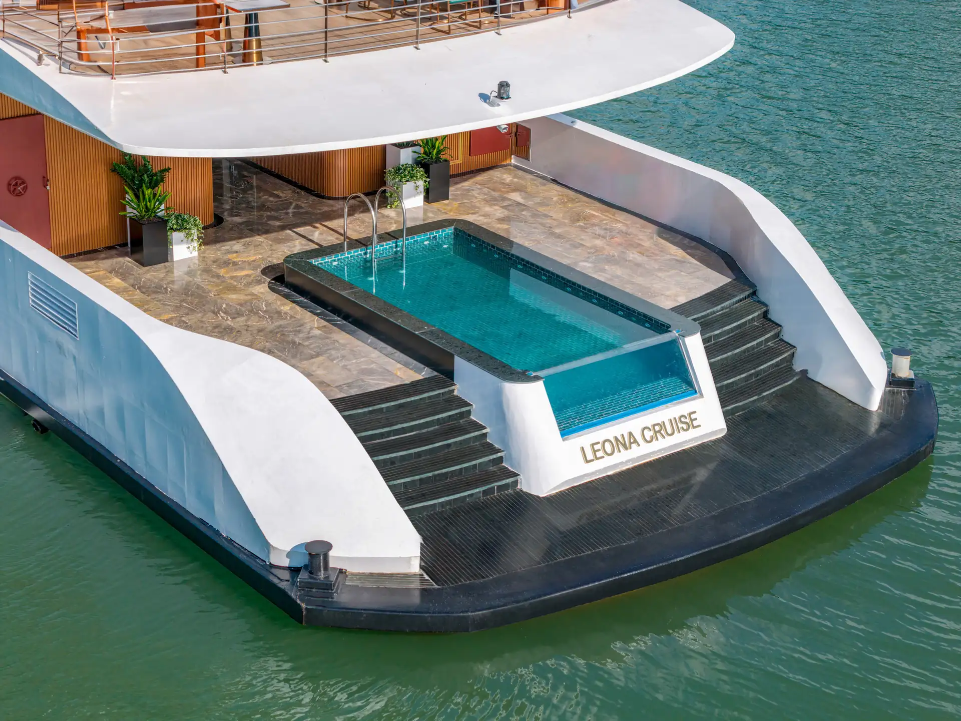 Bể bơi jacuzzi trên boong du thuyền Leona Cruise