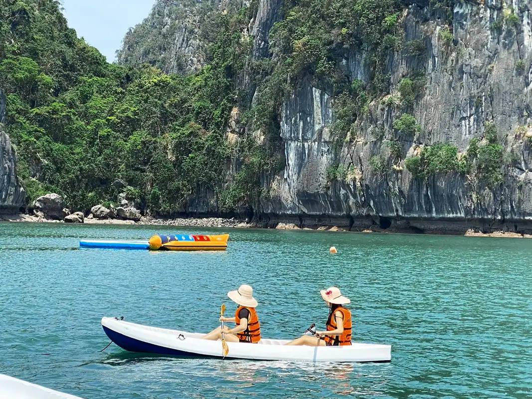 Chèo kayak đôi tại hang Luồn trên tour ngày Luna Halong Cruise