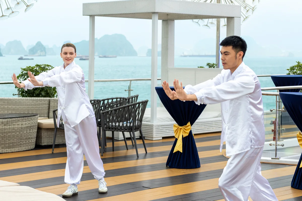 Khách tập Thái Cực Quyền trên sundeck du thuyền Luna Halong Cruise