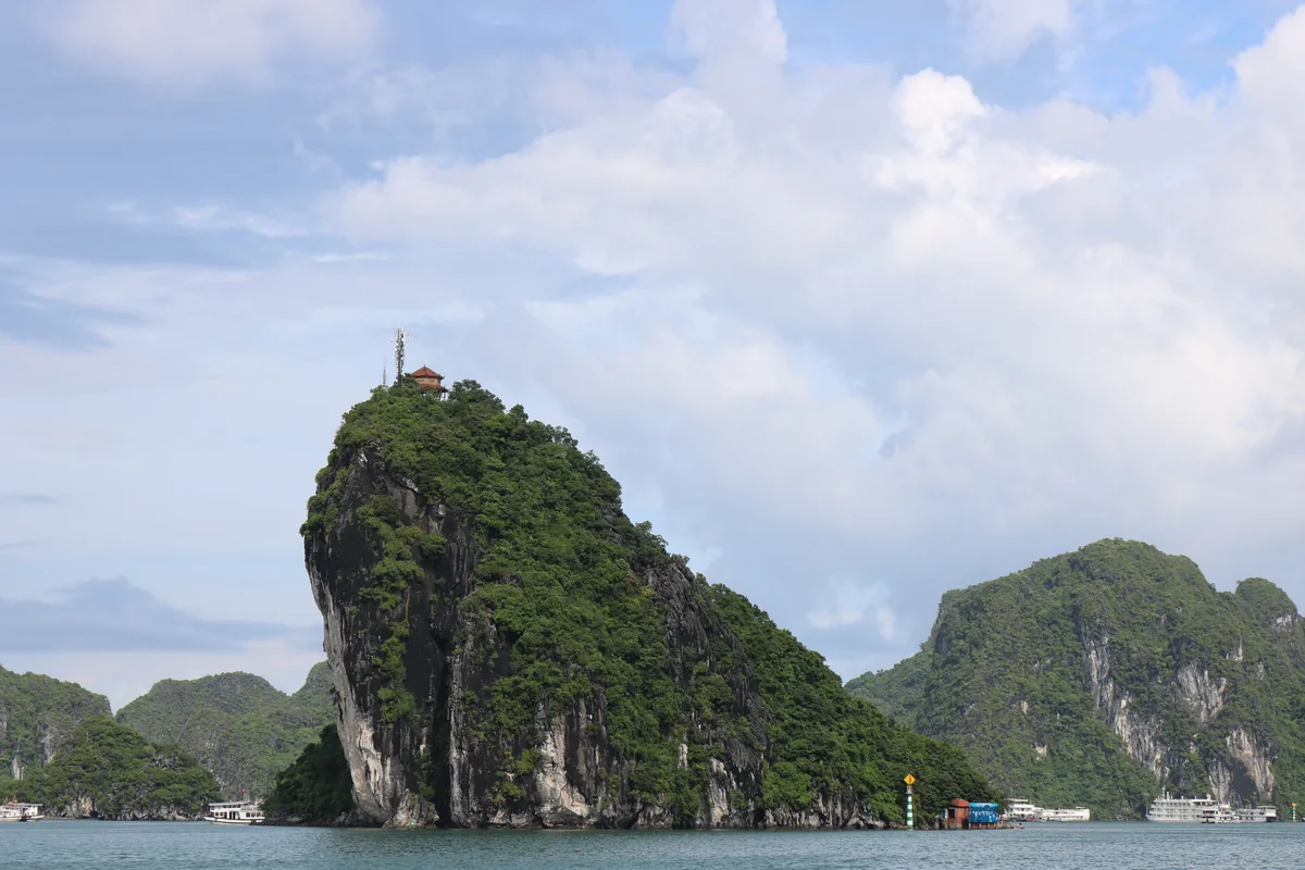 Đảo Ti Tốp trên hải trình du thuyền Luna Halong Cruise