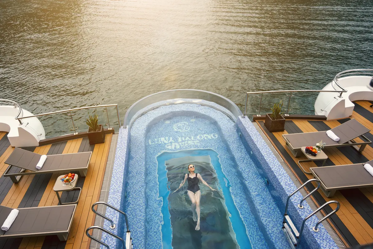 Bể bơi trên boong du thuyền Luna Halong Cruise