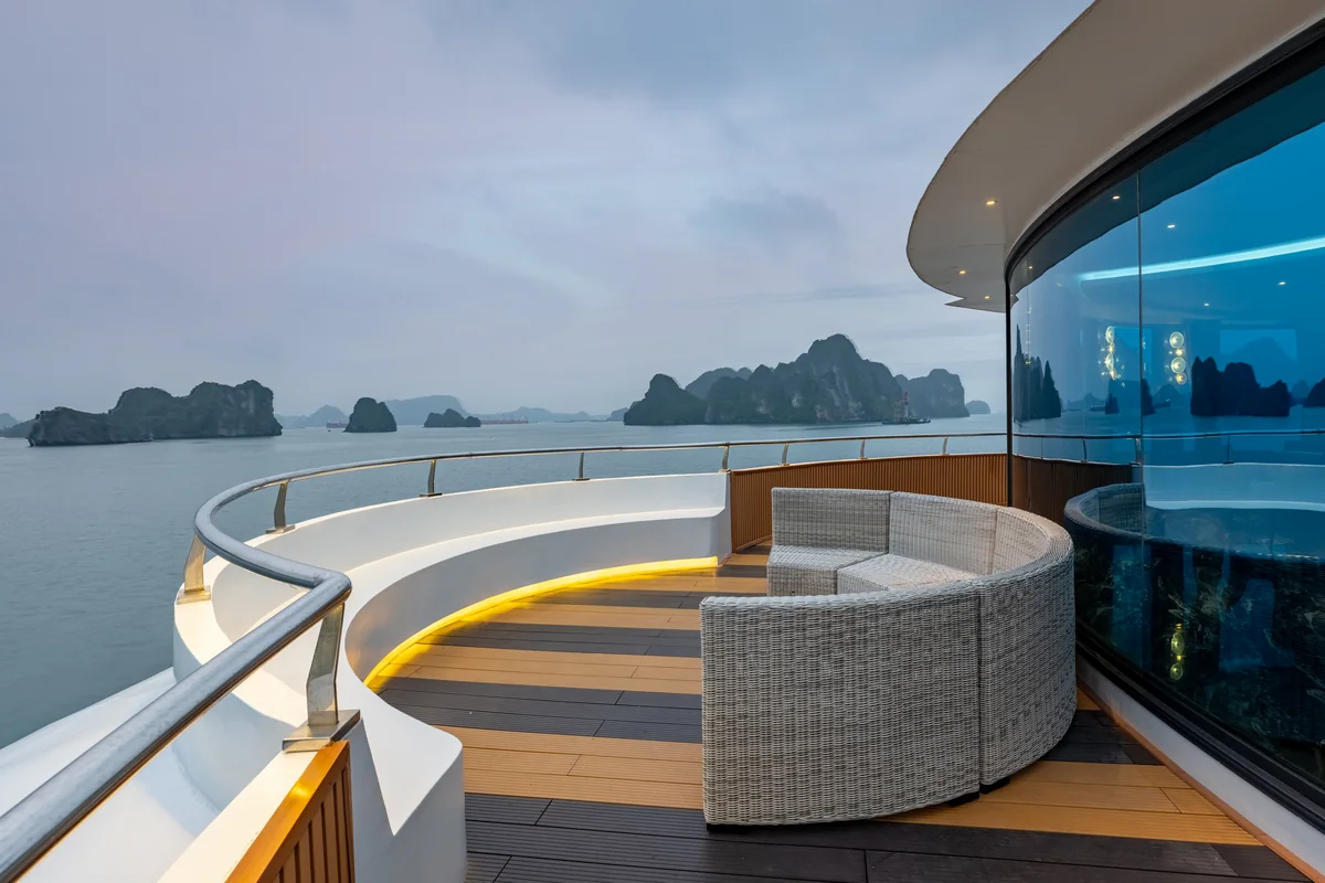 Ban công riêng phòng ăn President trên du thuyền Luna Halong Cruise