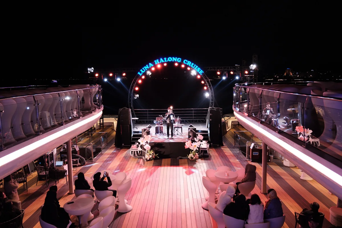 Sân khấu trên sundeck du thuyền Luna Halong Cruise về đêm