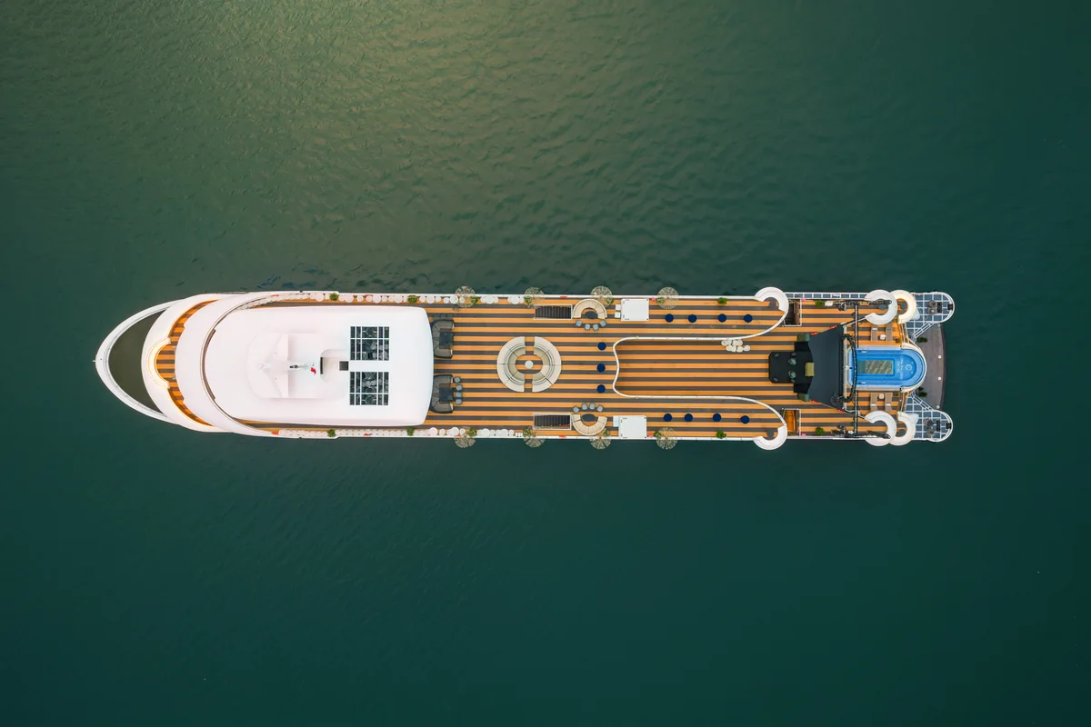 Hai tầng sundeck và bể bơi của du thuyền Luna Halong Cruise nhìn từ trên cao