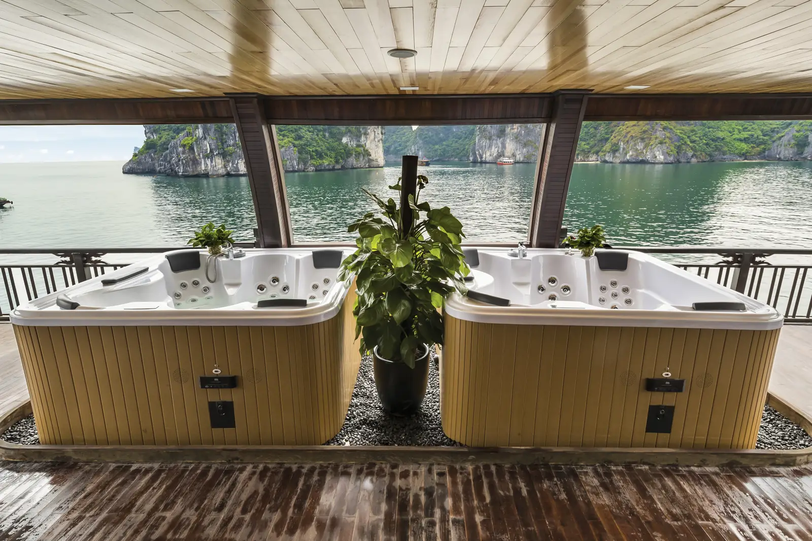 Bồn sục Jacuzzi trên du thuyền Mila Grand