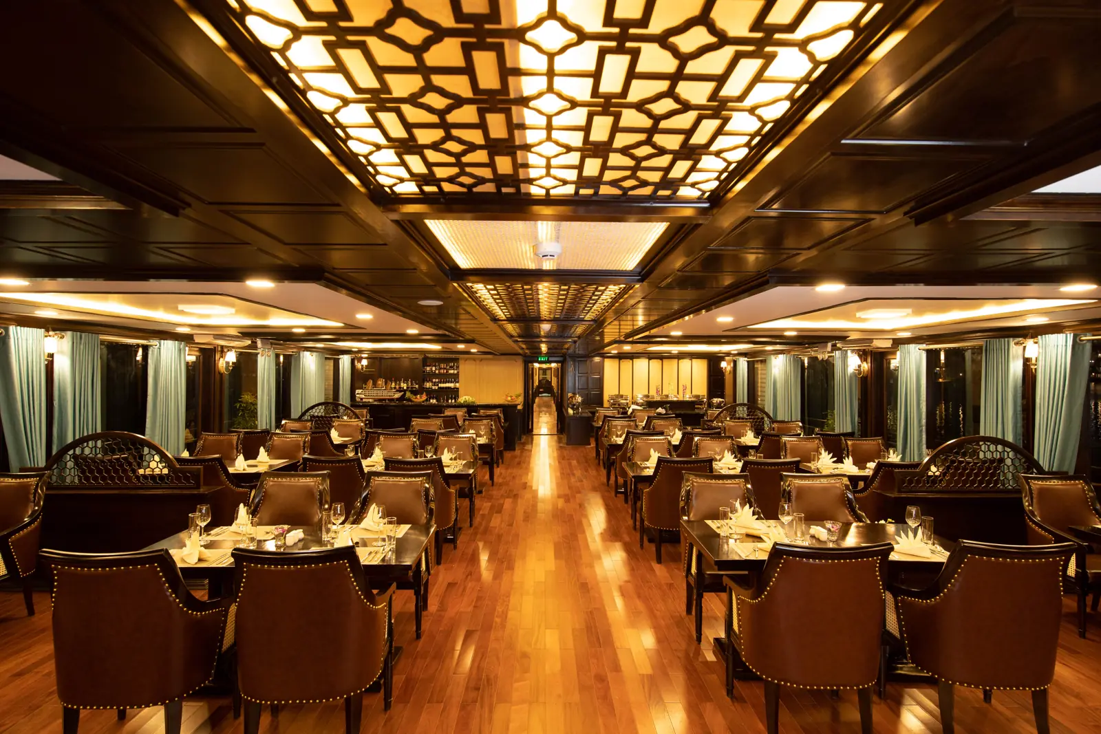Nhà hàng phục vụ bữa ăn trên du thuyền Mila Grand
