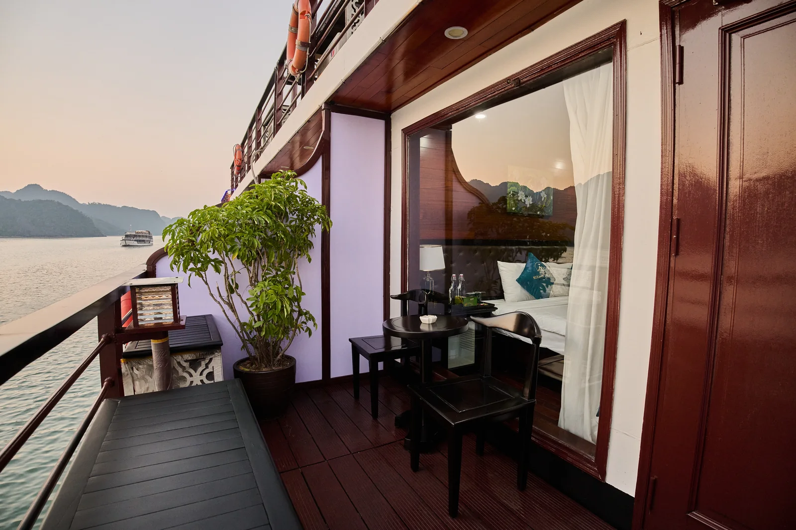 Ban công hướng biển nhìn ra vịnh, cabin Club Suite 35m² du thuyền Mira Of The Sea