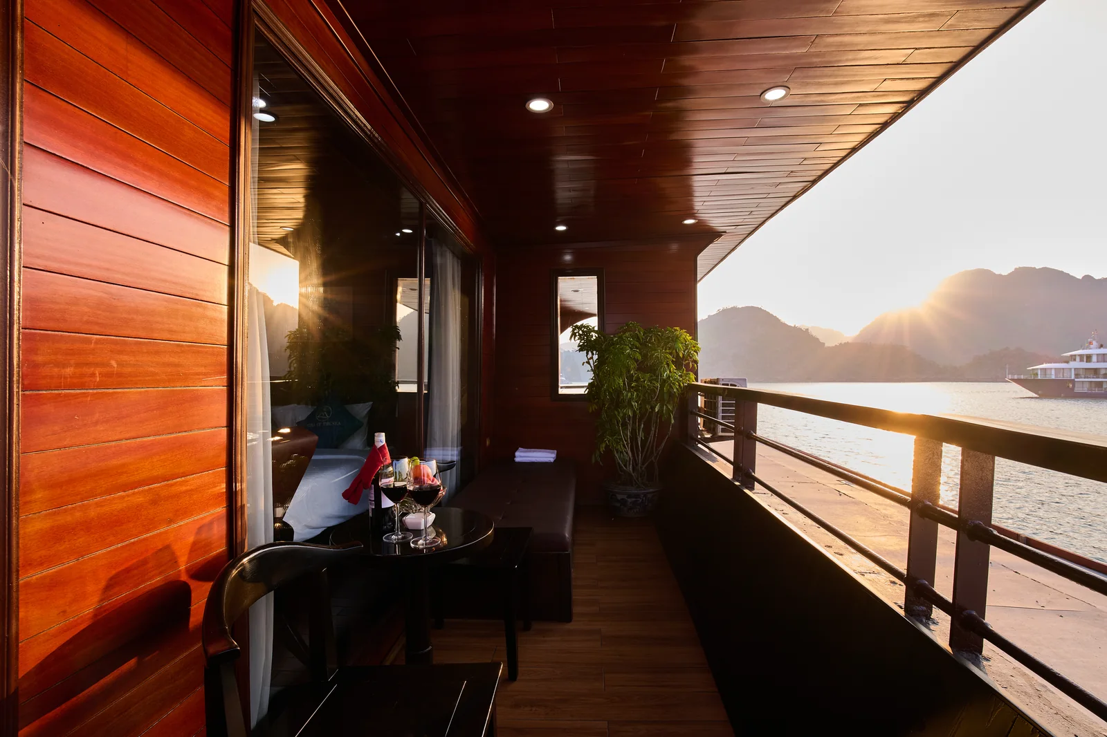 Ban công riêng ngắm hoàng hôn, cabin Family Suite 35m² du thuyền Mira Of The Sea