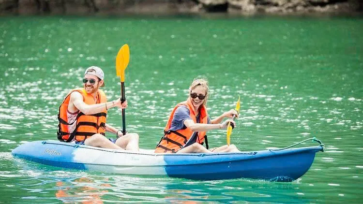 Chèo kayak trên Vịnh Lan Hạ, du thuyền Mira Of The Sea