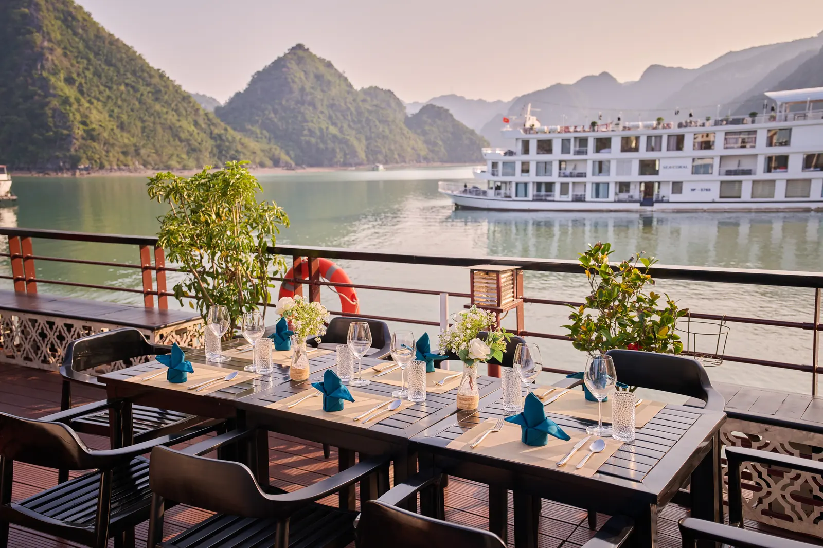 Nhà hàng Ocean Restaurant phục vụ ẩm thực Việt – Quốc tế, du thuyền Mira Of The Sea