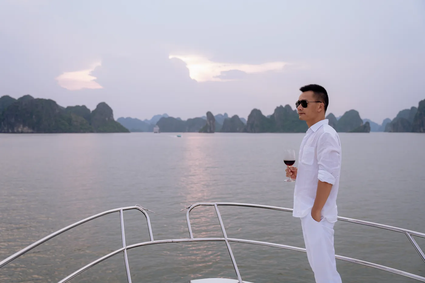 Ngắm hoàng hôn trên du thuyền cá nhân NC14