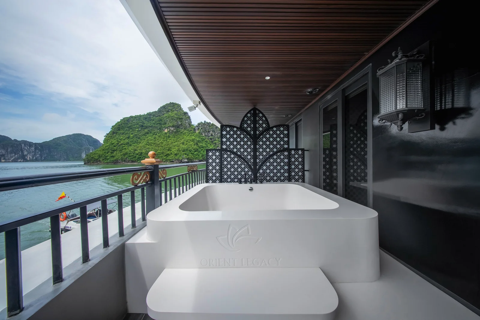 Bồn tắm ngoài trời trên ban công Faifo Legend Suite