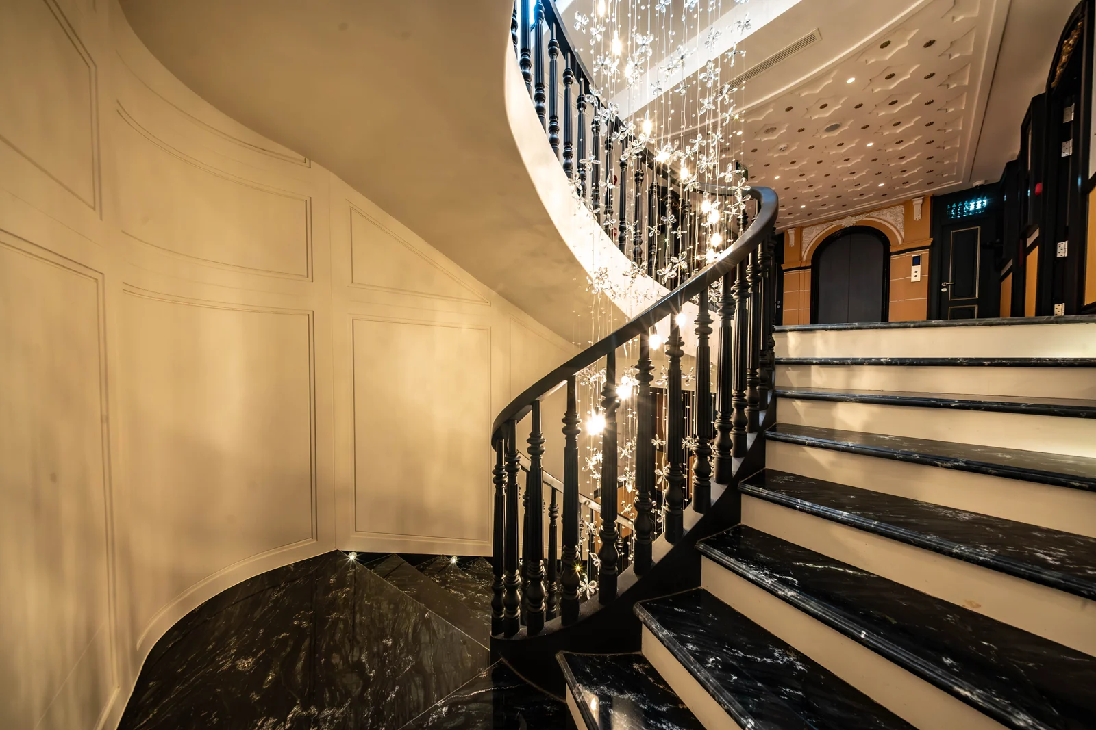 Cầu thang xoắn ốc đá marble trên du thuyền Orient Legacy Cruise