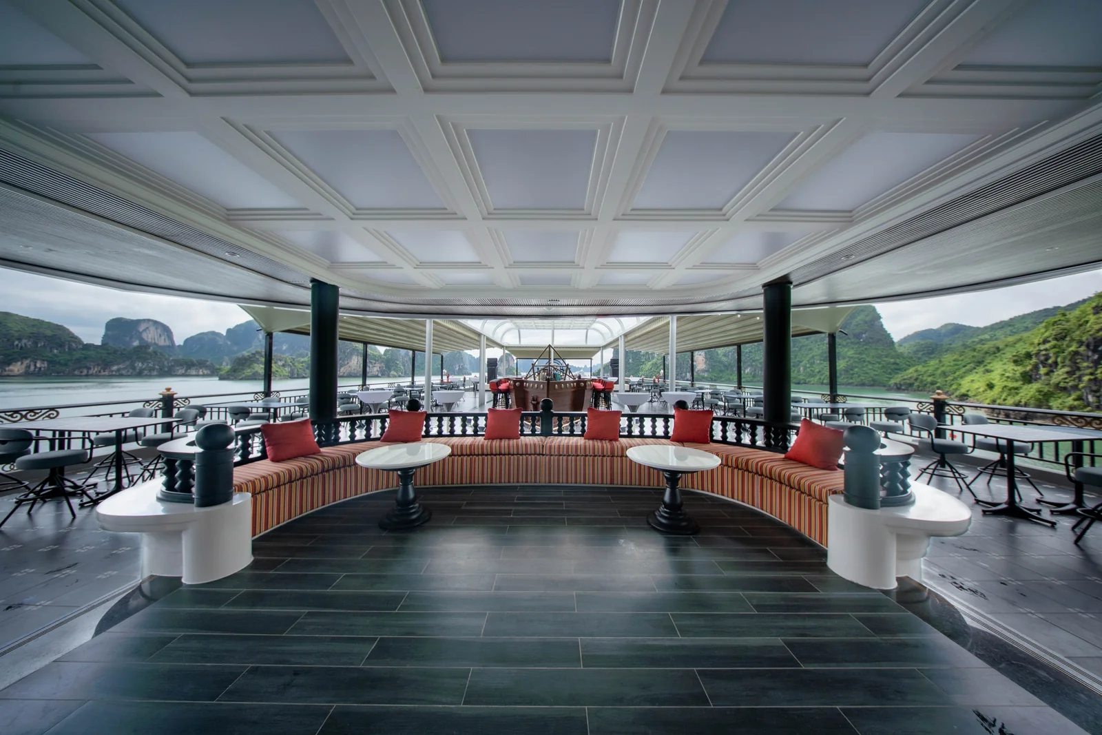 Sân thượng Dalat Sky Bar & Terrace view núi đá vôi Vịnh Lan Hạ