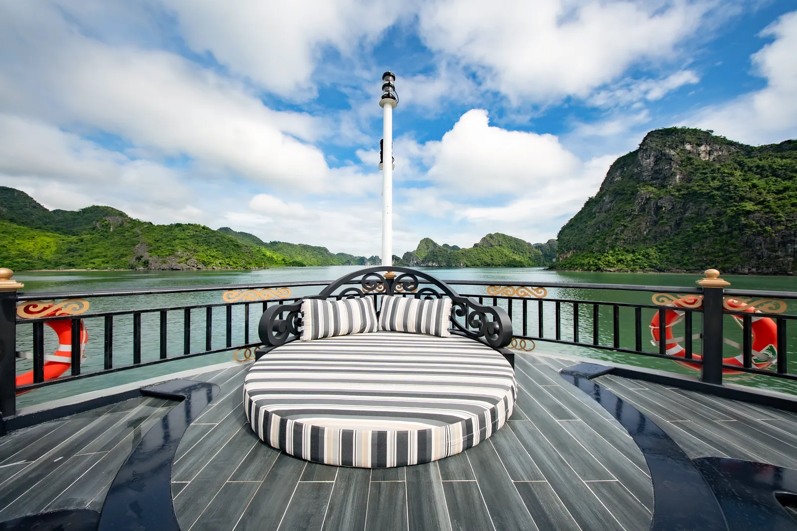 Mũi tàu, cột cờ hướng view vịnh trên du thuyền Orient Legacy Cruise
