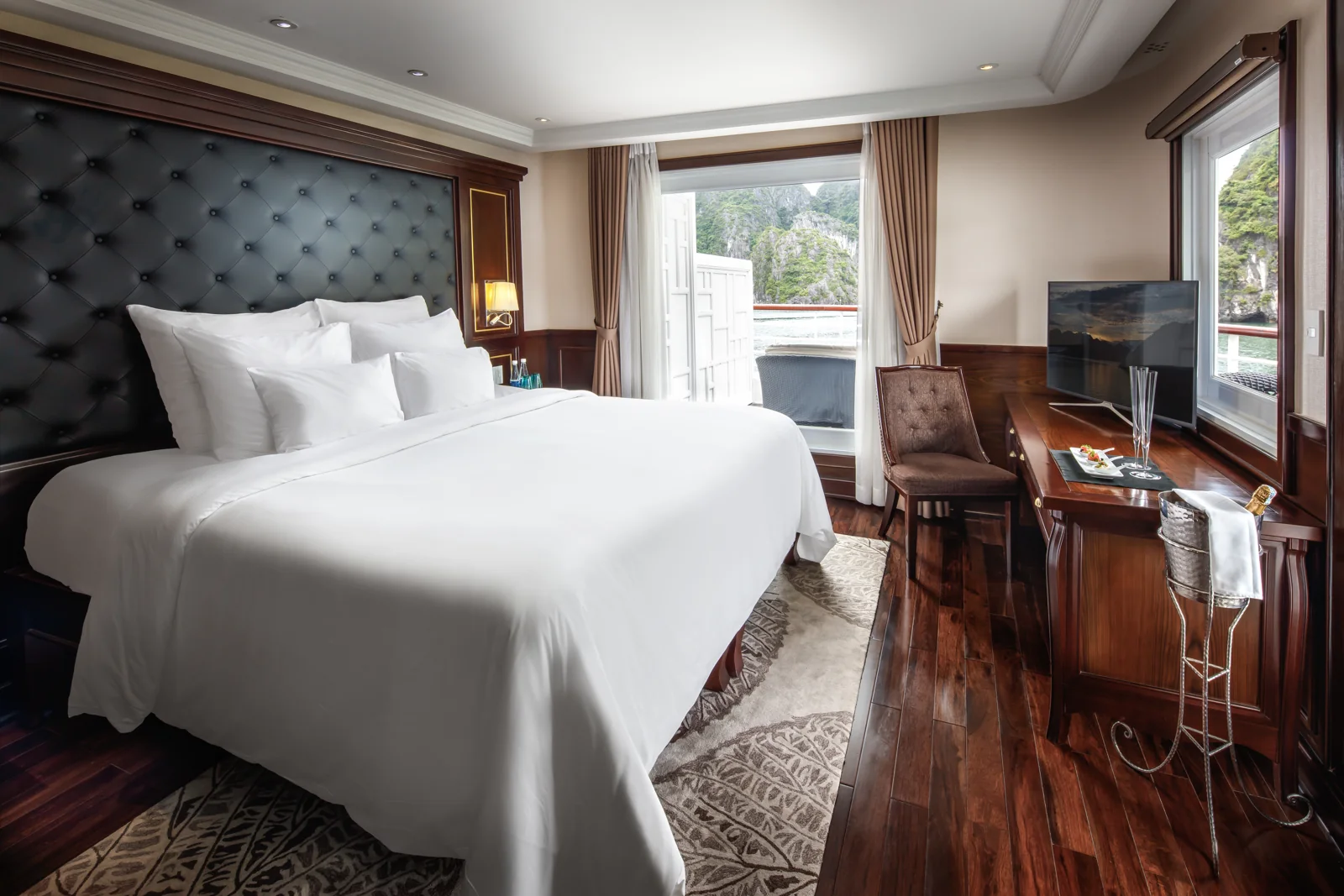 Phòng Captain's View Terrace Suite 35m² du thuyền Paradise Elegance, ban công riêng hướng Vịnh Hạ Long