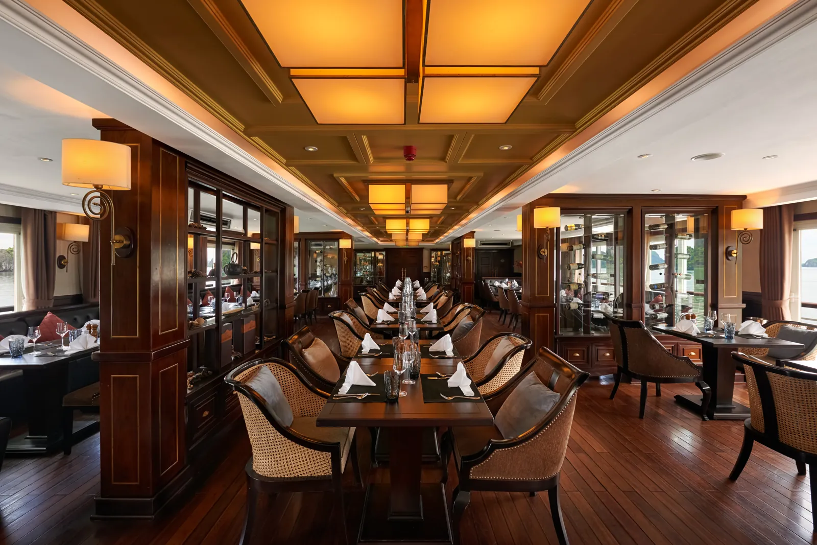 Le Marin Restaurant trên du thuyền Paradise Elegance
