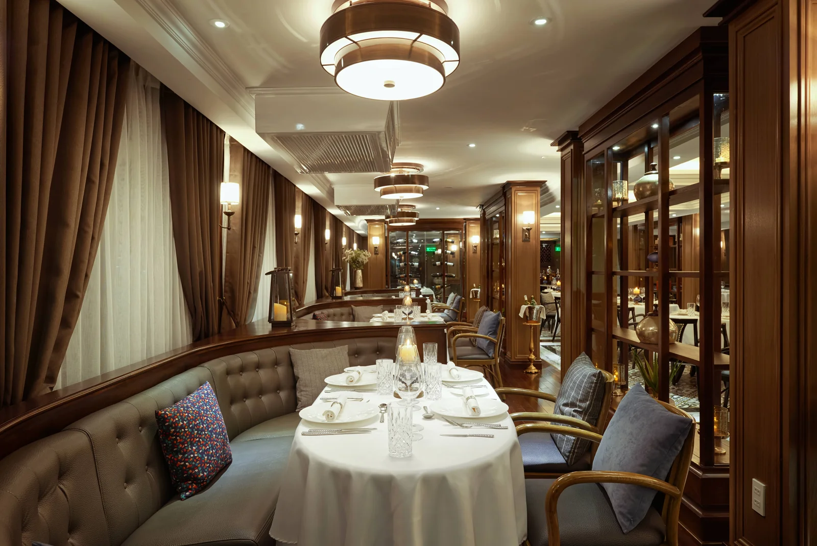 La Espacia Restaurant trên du thuyền Paradise Grand