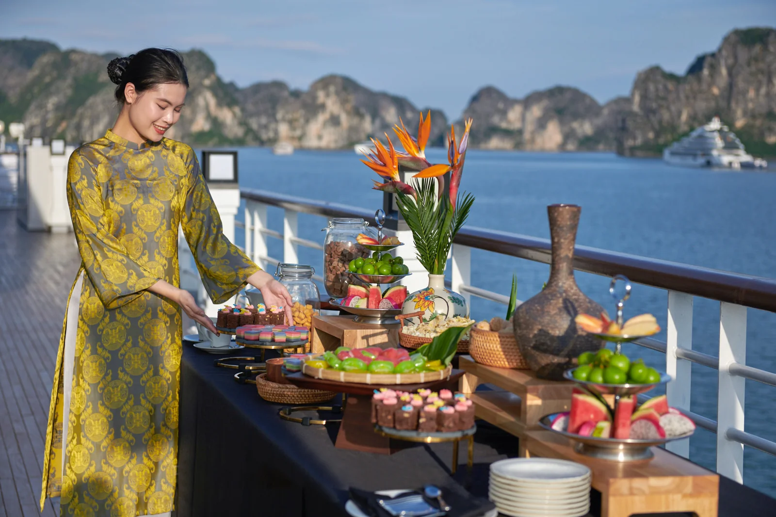 Tiệc trà chiều — đặc quyền riêng trên du thuyền Paradise Legacy