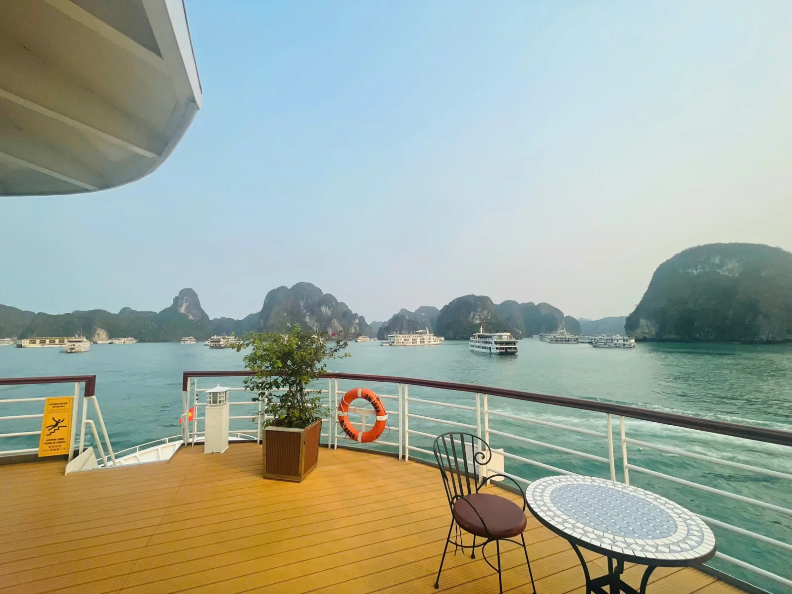 Sundeck Sky Bar trên du thuyền Hạ Long Princess ngắm toàn cảnh vịnh