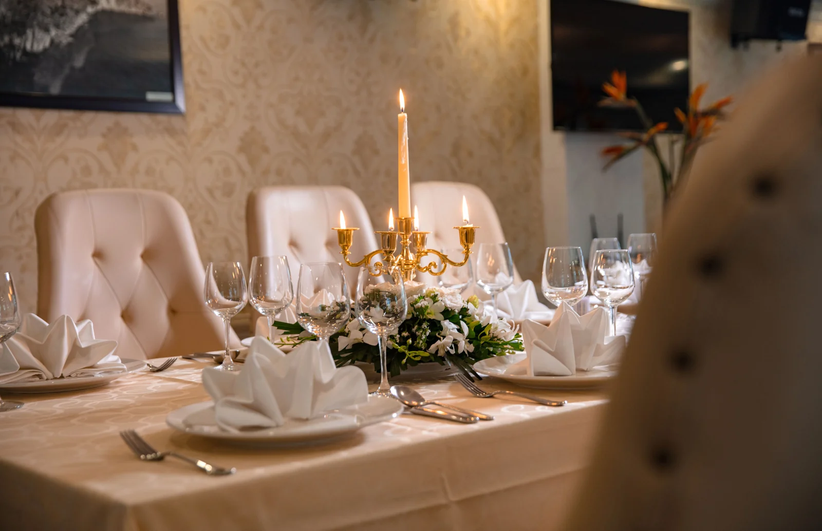 Khu bàn tiệc VIP trên du thuyền Hạ Long Princess
