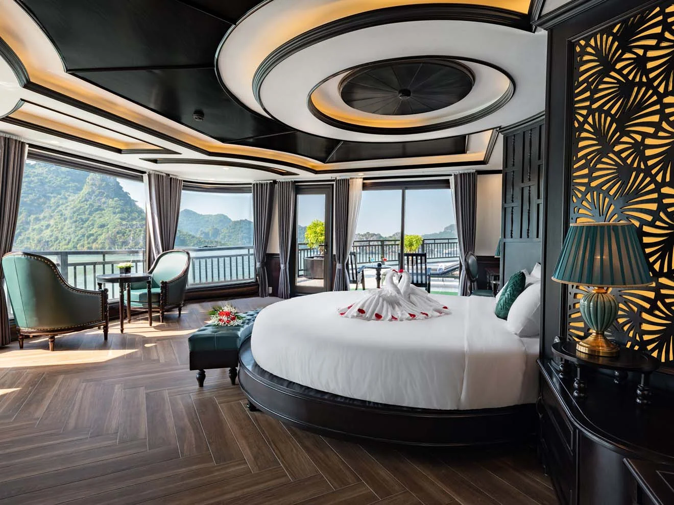 Phòng Presidential Suite cao cấp nhất trên Rita Cruise với giường Moon bed